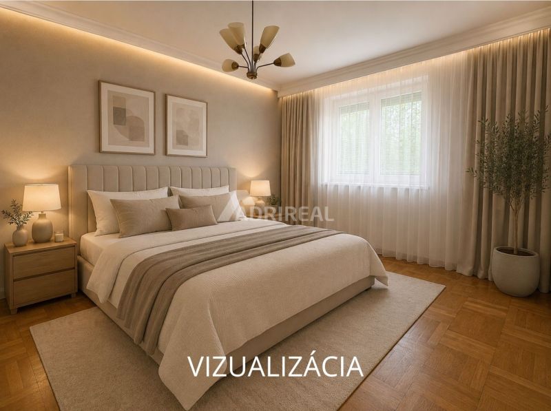 PREDAJ: 2i byt; 65 m2; CENTRUM - KRUPINA; 84.500 €  - Spálňa v 2-izbovom byte so závesmi, koberec a podlaha s dreveným dekorom.