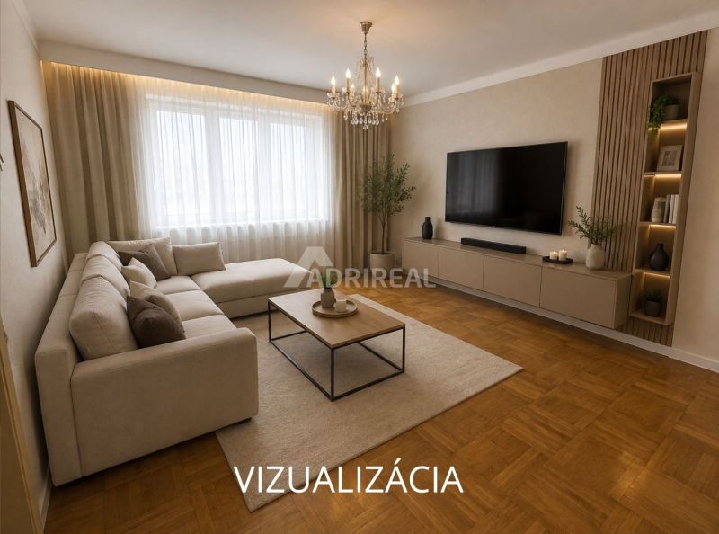 PREDAJ: 2i byt; 65 m2; CENTRUM - KRUPINA; 84.500 €  - Obývacia izba s rohovou sedačkou, TV a podlahou s dreveným dekorom v 2-izbovom byte.