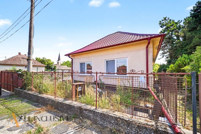 Na prenájom 5-izb. rod. dom s garážou, Vydrany - Rodinný dom vo Vydranoch s červenou strechou, oplotením a záhradou plnou vegetácie.