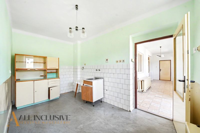 Na prenájom 5-izb. rod. dom s garážou, Vydrany - Kuchyňa v rodinnom dome s jednoduchou kuchynskou linkou, bielymi kachličkami a sivou podlahou.