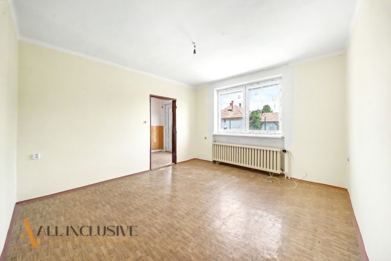 Na prenájom 5-izb. rod. dom s garážou, Vydrany - Priestranná miestnosť s podlahou s dreveným dekorom a veľkým oknom v rodinnom dome.