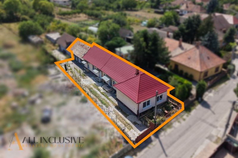 Na prenájom 5-izb. rod. dom s garážou, Vydrany - Rodinný dom vo Vydranoch s červenou strechou, obklopený záhradou a konferenčnými miestami.