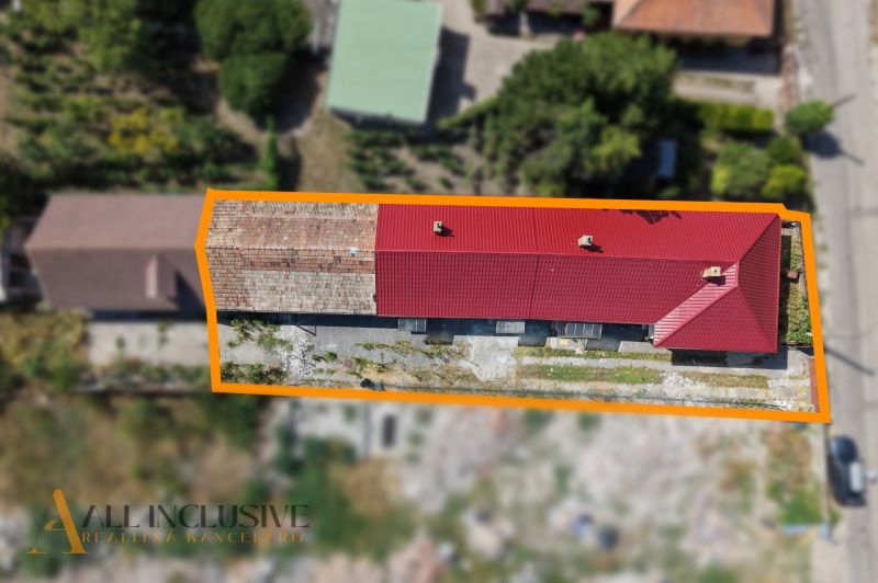 Na prenájom 5-izb. rod. dom s garážou, Vydrany - Rodinný dom vo Vydranoch s červenou strechou a vstupom zo záhrady.
