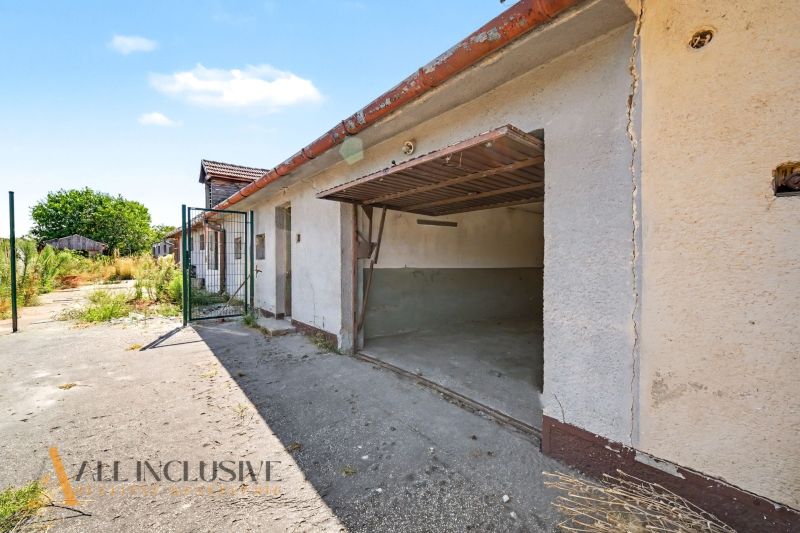Na prenájom 5-izb. rod. dom s garážou, Vydrany - Otvorená garáž v exteriéri rodinného domu vo Vydranoch s betónovou príjazdovou cestou.
