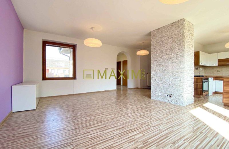 5-izbový rodinný dom, dvojpodlažný, podpivničený, Kátlovce - Priestranný interiér rodinného domu s podlahou s dreveným dekorom a modernou kuchyňou.