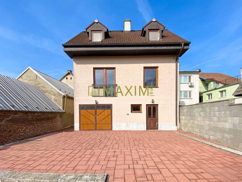 5-izbový rodinný dom, dvojpodlažný, podpivničený, Kátlovce - Rodinný dom v Kátlovciach s garážou a klinkerovou dlažbou na dvore.