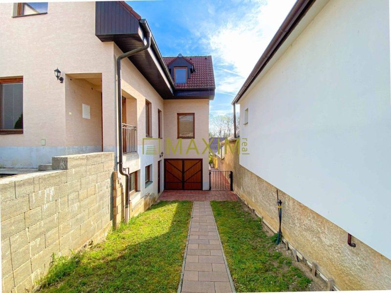 5-izbový rodinný dom, dvojpodlažný, podpivničený, Kátlovce - Rodinný dom v Kátlovciach so vstupnou bránou a oplotením.
