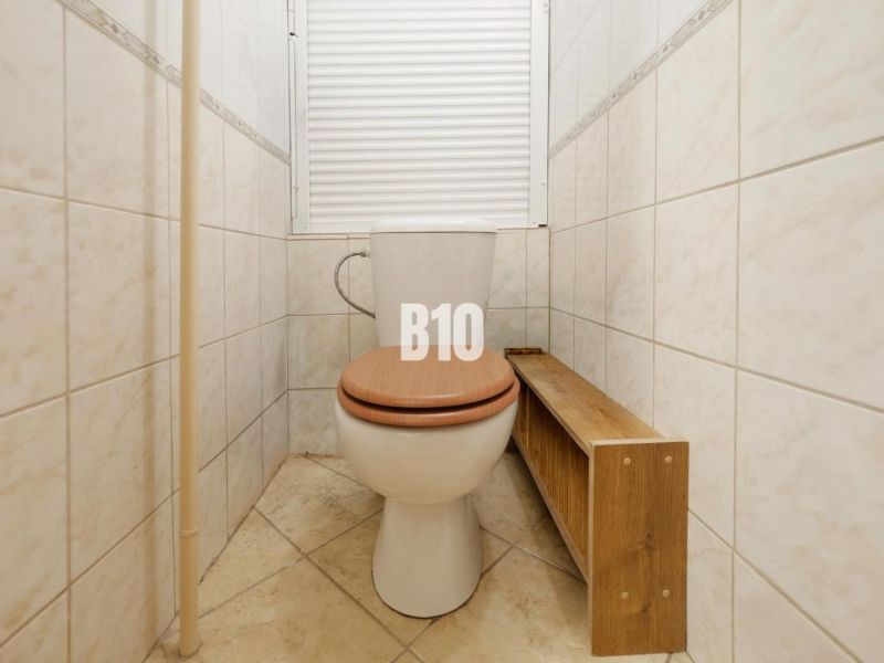 2-izbový byt s balkónom a klimatizáciou | Štúrova, Nitra - Kúpeľňa so záchodom a podlahou s dreveným dekorom v 2-izbovom byte.