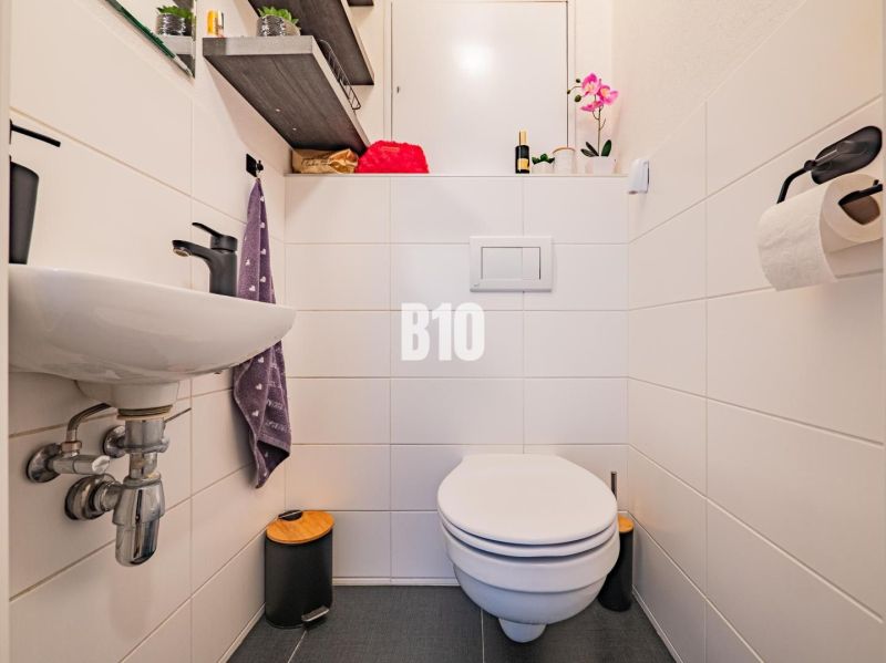 KOMPLETNÁ REKONŠTRUKCIA / 3 izbový byt / VYNIKAJÚCA DISPOZÍCIA - Kúpeľňa v 3-izbovom byte, praktická polica, jemná výzdoba, sanitárne zariadenie.