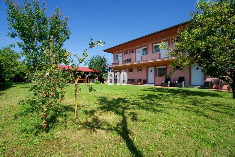 APARTMÁNOVÝ DOM v Radave - 7 apartmánov na predaj - Rodinný dom v Podhájskej s veľkou záhradou a altánkom na relaxáciu.