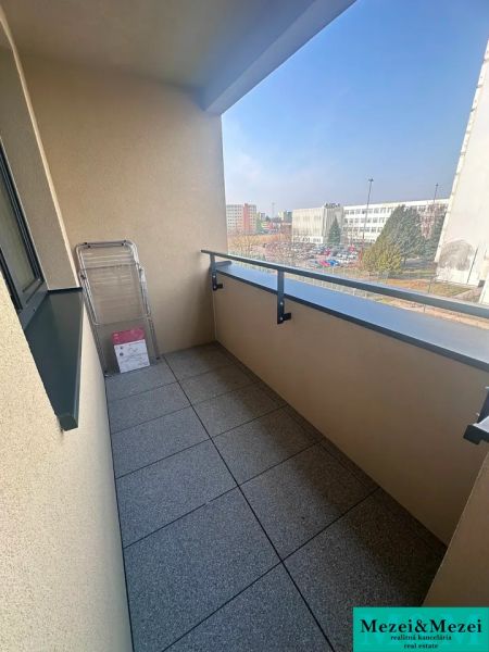 Prenájom 2 izbového bytu ARBORIA Trnava - Balkón 2-izbového bytu na ulici ARBORIA v Trnave s výhľadom na okolie.