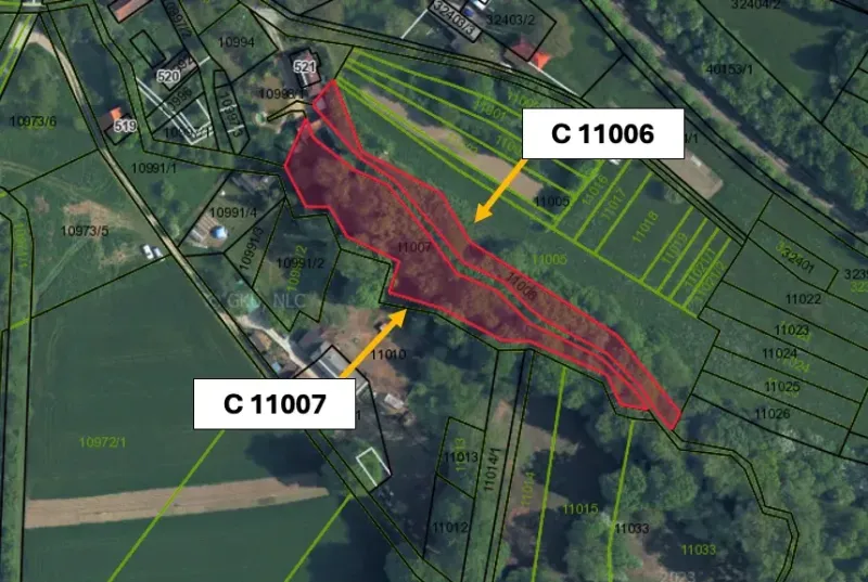 Vrbovce – 1.566 m2 INVESTIČNÉ pozemky – Predaj - Mapa pozemkov vo Vrbovciach ukazuje rozparcelované zvláštne nehnuteľnosti ohraničené červenou farbou.