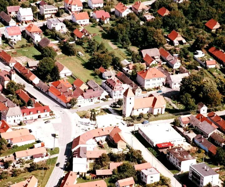 Vrbovce – 1.566 m2 INVESTIČNÉ pozemky – Predaj - Letecký pohľad na Vrbovce so zdôraznením zvláštnych nehnuteľností a kostola.