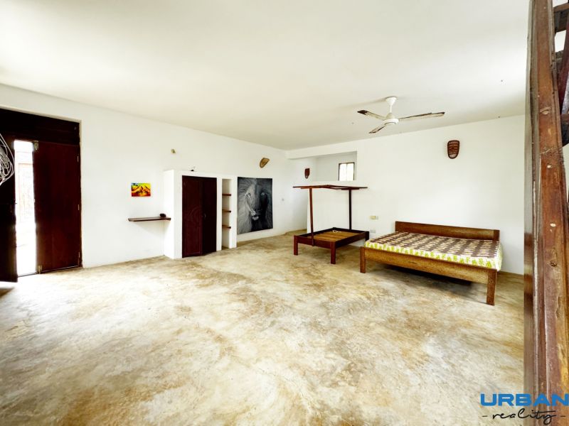 SAMOSTATNE STOJACA VILA MAPUMZIKO S 2 IZBAMI NA ZANZIBARE  - Spálňa v rodinnom dome so vstavanými skriňami a nástennými dekoráciami.