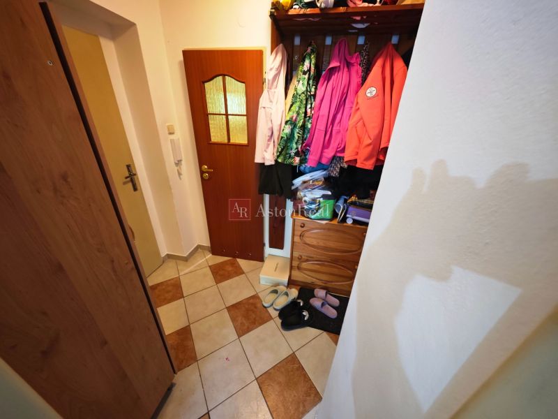 PREDAJ 2-izbový byt Harmanec 56 m2 s balkónom  - Chodba s dlažbou a šatníkovou skriňou v 2-izbovom byte.