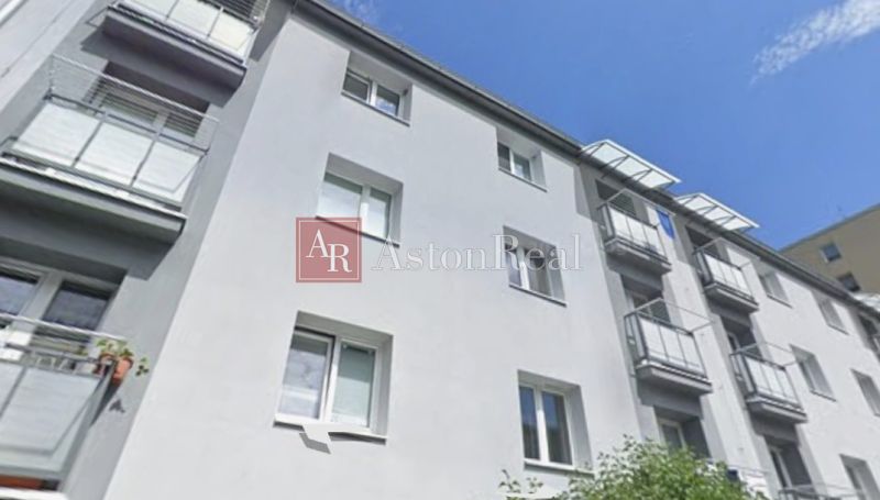 PREDAJ 2-izbový byt Harmanec 56 m2 s balkónom  - Exteriér bytovej budovy na Harmanci, Banská Bystrica, ponúka 2-izbový byt s balkónom.