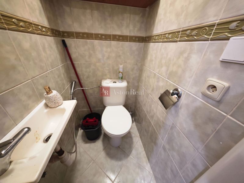 PREDAJ 2-izbový byt Harmanec 56 m2 s balkónom  - Kúpeľňa v 2-izbovom byte s toaletou, umývadlom a keramickými obkladmi.