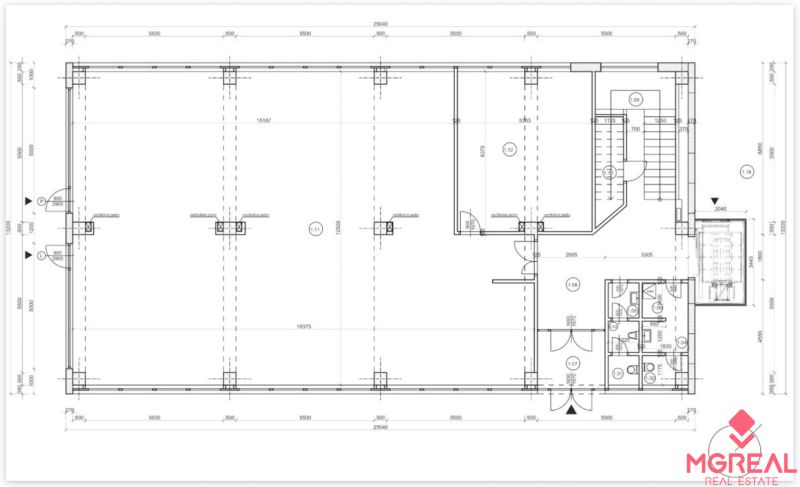 PRENÁJOM: Obchodné priestory 238m2, parkovanie, Ružinov - Pôdorys obchodných priestorov s miestnosťami, toaletami a schodiskom.