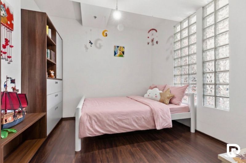 Apartmán vhodný na Airbnb aj rodinné bývanie | Vienna Gate - Detská izba s podlahou s dreveným dekorom, ružovou posteľou a svetlými stenami.