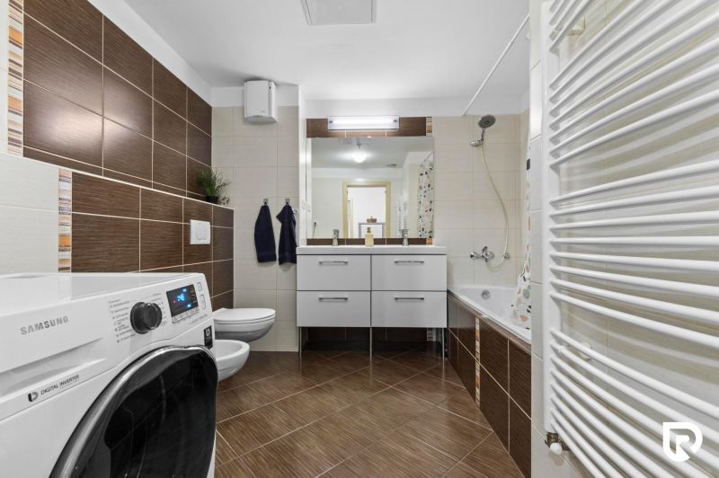 Apartmán vhodný na Airbnb aj rodinné bývanie | Vienna Gate - Kúpeľňa v 3-izbovom byte s vaňou, práčkou a dvojitým umývadlom.