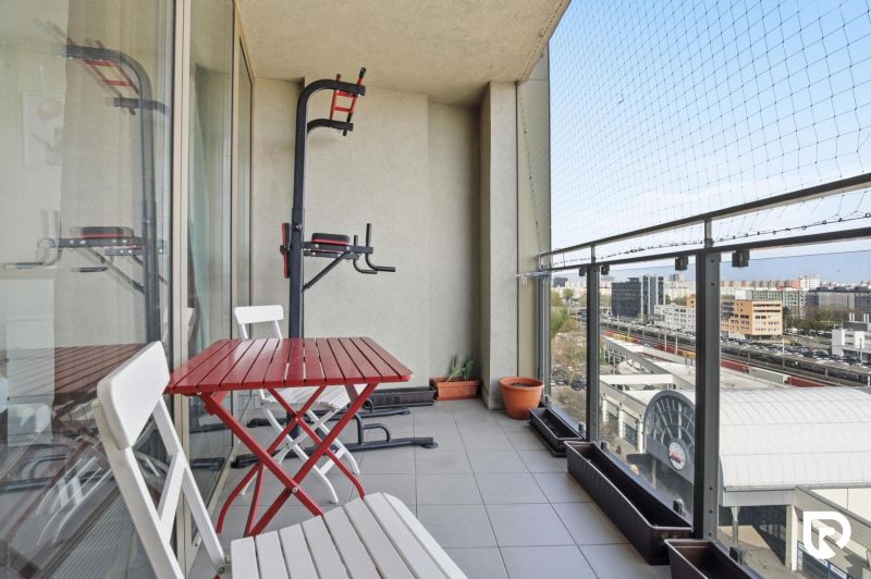 Apartmán vhodný na Airbnb aj rodinné bývanie | Vienna Gate - Balkón 3-izbového bytu v Bratislave, Kopčianskej, s posedením a výhľadom na mesto.