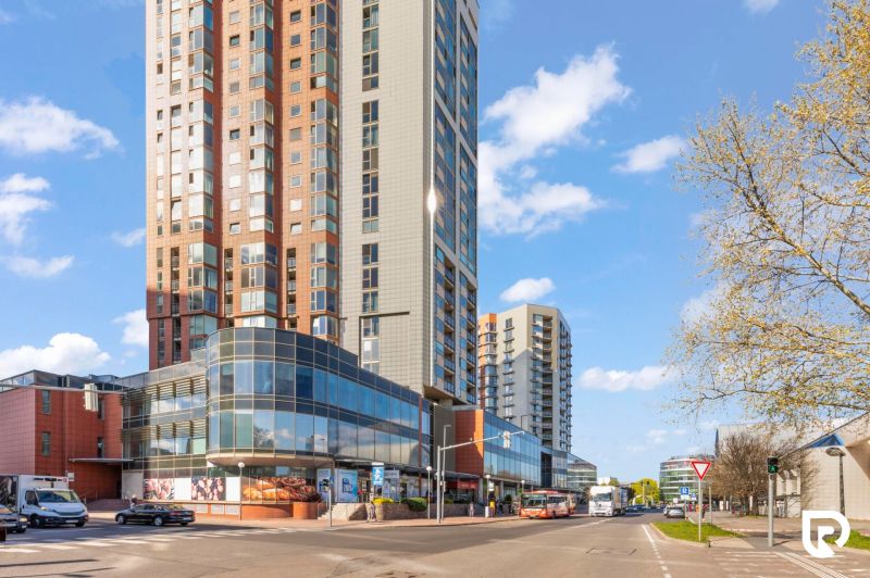 Apartmán vhodný na Airbnb aj rodinné bývanie | Vienna Gate - Budova na Kopčianskej ulici v Bratislave - Petržalke s premávkou a stromami na ulici.