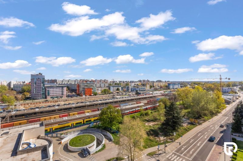 Apartmán vhodný na Airbnb aj rodinné bývanie | Vienna Gate - Autá a budovy na Kopčianskej ulici v Bratislave - Petržalka, pohľad na železničnú trať.