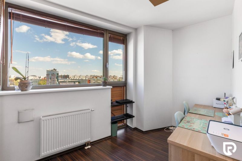 Apartmán vhodný na Airbnb aj rodinné bývanie | Vienna Gate - Pracovňa v 3-izbovom byte s výhľadom na mesto, podlaha s dreveným dekorom.