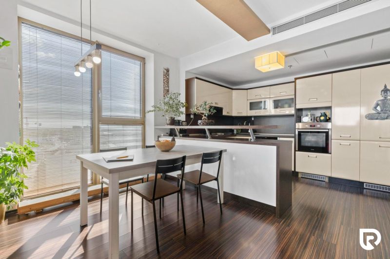 Apartmán vhodný na Airbnb aj rodinné bývanie | Vienna Gate - Kuchyňa v 3-izbovom byte s jedálenským stolom a podlahou s dreveným dekorom.