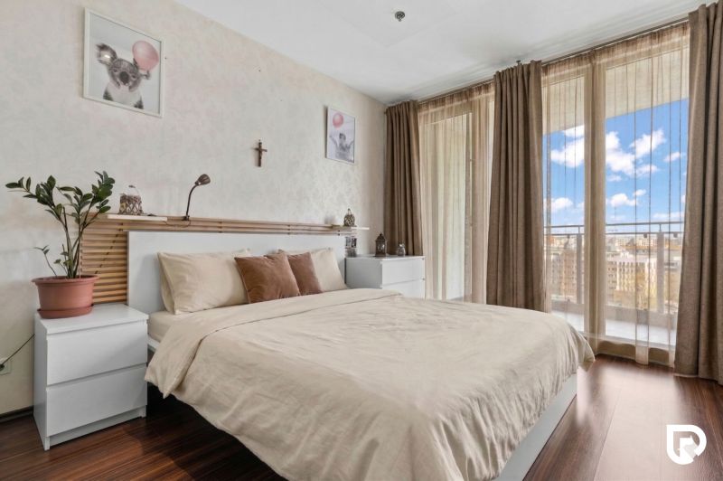 Apartmán vhodný na Airbnb aj rodinné bývanie | Vienna Gate - Svetlá spálňa s posteľou, podlahou s dreveným dekorom a výhľadom z 3-izbového bytu.
