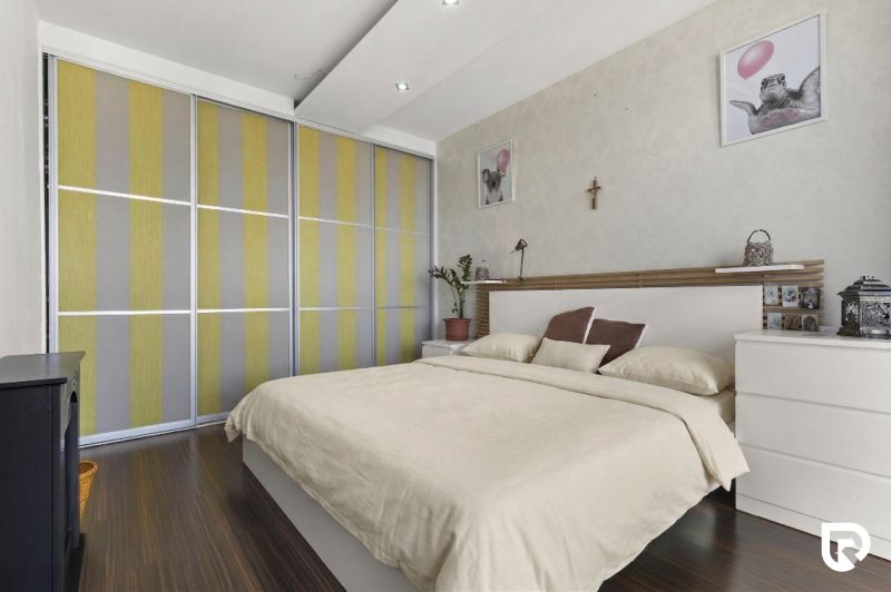 Apartmán vhodný na Airbnb aj rodinné bývanie | Vienna Gate - Spálňa v 3-izbovom byte s veľkou posteľou, dekoráciami a podlahou s dreveným dekorom.