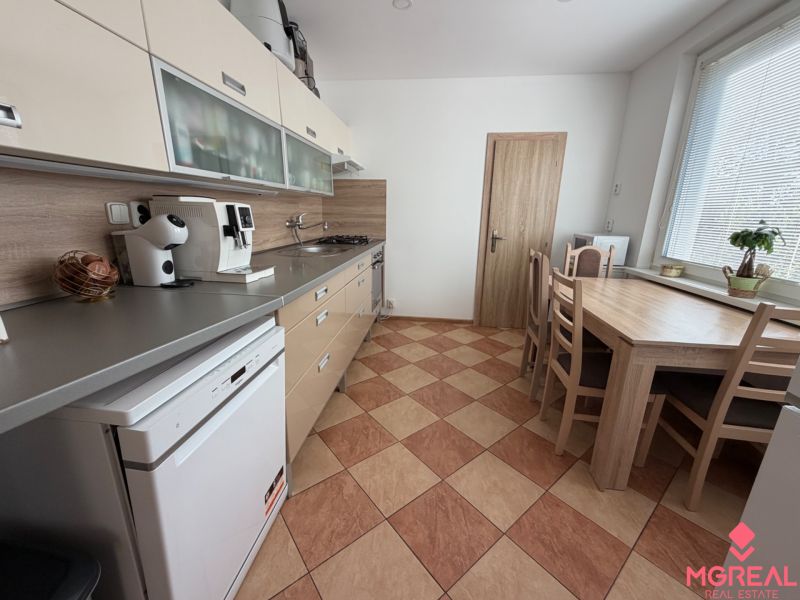 3 izbový byt s balkónom Topoľčany  - Kuchyňa v 3-izbovom byte s jedálenským stolom, kuchynskou linkou a spotrebičmi.