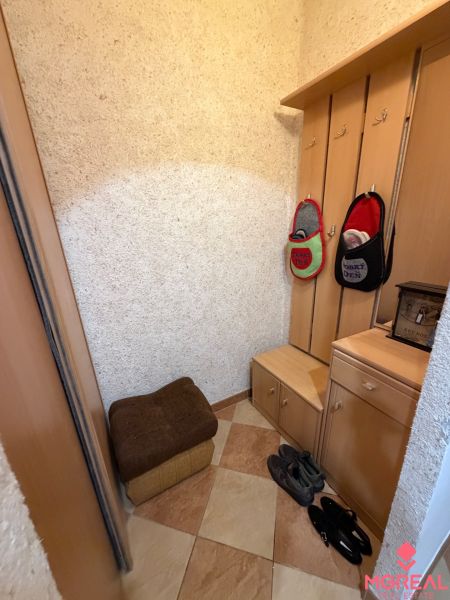 3 izbový byt s balkónom Topoľčany  - Vstupná hala v 3-izbovom byte s dlažbou a dreveným vešiakovým panelom.
