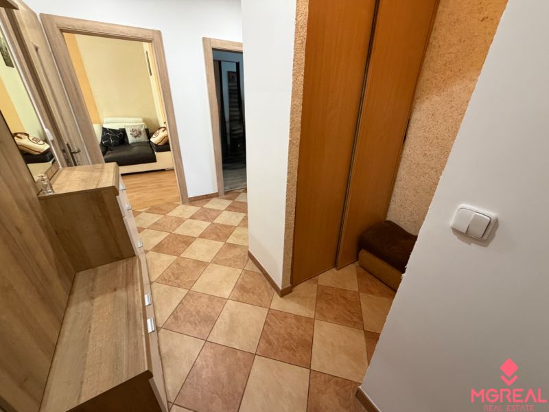 3 izbový byt s balkónom Topoľčany  - Chodba v 3-izbovom byte s dlažbou a vstavanou skriňou.
