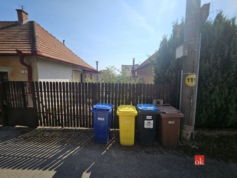 EXKLUZÍVNE NA PREDAJ 2-izbový rodinný dom v širšom centre Nitry s pote - Rodinný dom na Stračej ulici v Nitre s nádobami na triedený odpad.