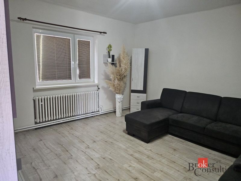 EXKLUZÍVNE NA PREDAJ 2-izbový rodinný dom v širšom centre Nitry s pote - Kuchyňa v rodinnom dome s bielymi skrinkami a riadom pri dreze.