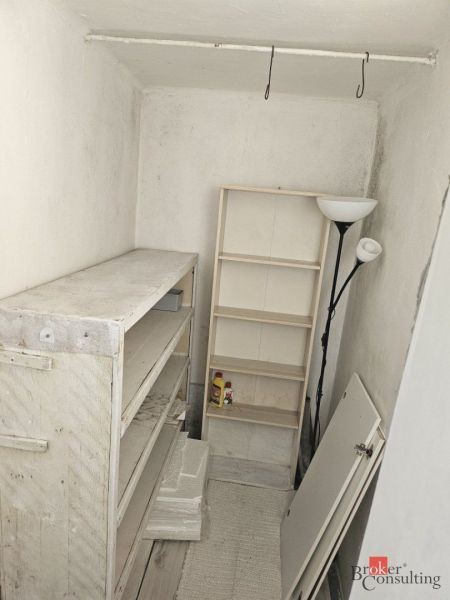 EXKLUZÍVNE NA PREDAJ 2-izbový rodinný dom v širšom centre Nitry s pote - Úložný priestor v rodinnom dome s policami a lampou.