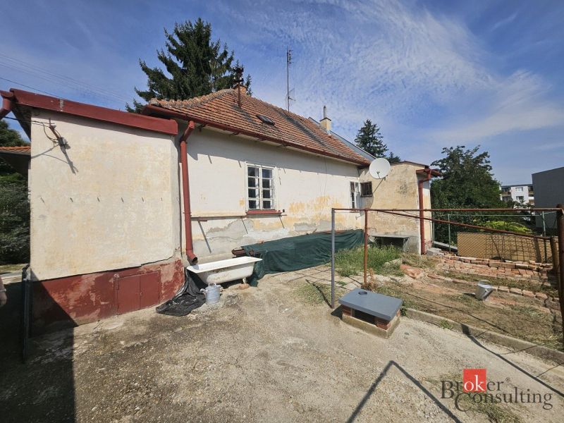 EXKLUZÍVNE NA PREDAJ 2-izbový rodinný dom v širšom centre Nitry s pote - Rodinný dom na Stračej ulici v Nitre s rustikálnymi prvkami a satelitnou anténou.