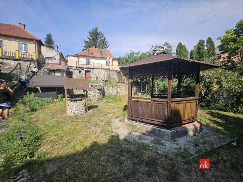 EXKLUZÍVNE NA PREDAJ 2-izbový rodinný dom v širšom centre Nitry s pote - Dvor rodinného domu na Stračej ulici v Nitre s altánkom a studňou.