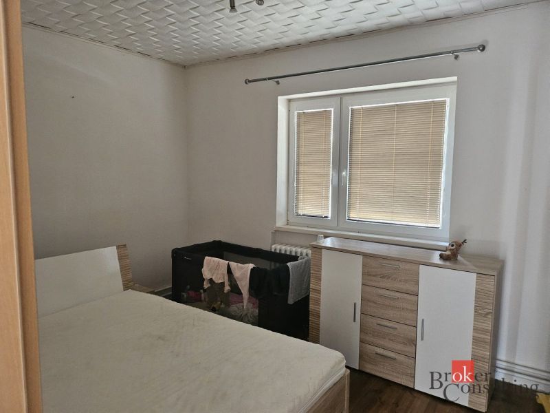 EXKLUZÍVNE NA PREDAJ 2-izbový rodinný dom v širšom centre Nitry s pote - Kúpeľňa s vaňou, toaletou a práčkou v rodinnom dome. Dekoratívne steny.