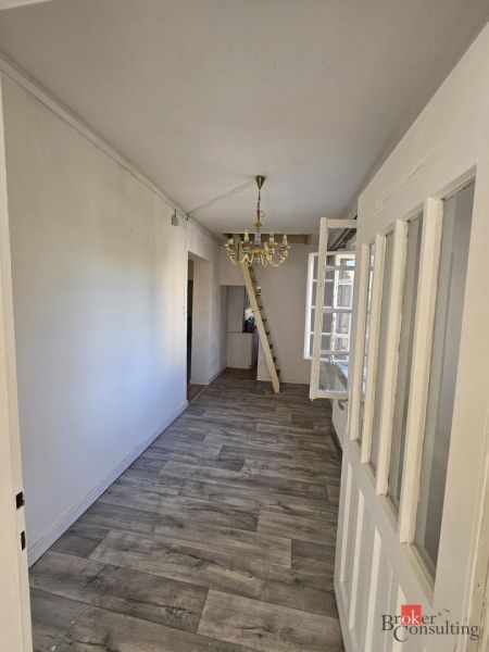 EXKLUZÍVNE NA PREDAJ 2-izbový rodinný dom v širšom centre Nitry s pote - Spálňa so skriňou a oknom, podlaha s dreveným dekorom, posteľ a detská ohrádka.