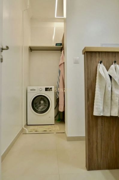 Na prenájom 3-izbový byt po kompletnej rekonštrukcii - ulica Teplická - Práčka s úložným priestorom v kúpeľni 3-izbového bytu.