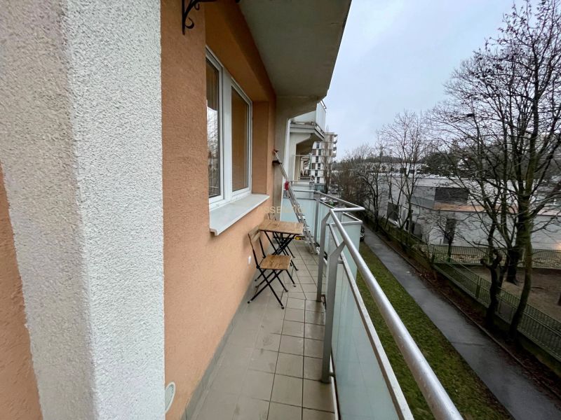 Na prenájom 3-izbový byt po kompletnej rekonštrukcii - ulica Teplická - Balkón v 3-izbovom byte s výhľadom na ulicu v Bratislave, Teplická.