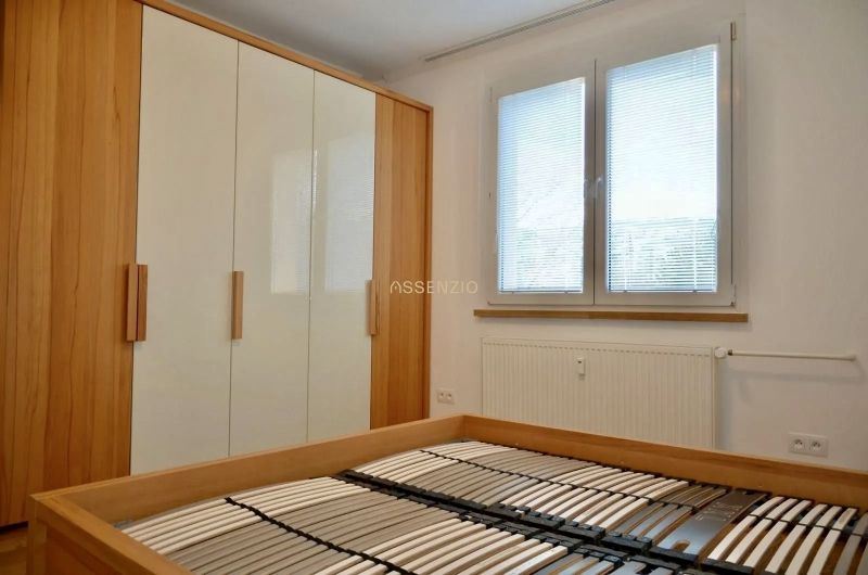 Na prenájom 3-izbový byt po kompletnej rekonštrukcii - ulica Teplická - Spálňa s posteľou bez matraca, vstavanou skriňou a oknom, 3-izbový byt.