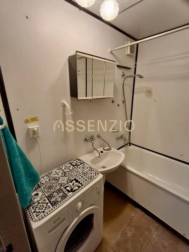 Na prenájom zariadená garsónka s loggiou – Dlhé diely, ul. Ľ. Fullu - Kúpeľňa v garsónke s vaňou, umývadlom, skrinkou a práčkou.