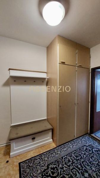 Na prenájom zariadená garsónka s loggiou – Dlhé diely, ul. Ľ. Fullu - Vstavaná skriňa a vešiaková stena s lavicou v garsónke.