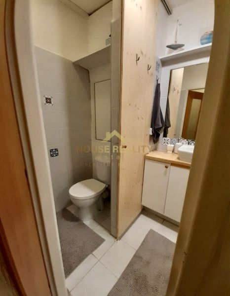Prenájom 1 izbový byt, ulica Donnerova, Bratislava IV. Karlova Ves - Kúpeľňa v 1-izbovom byte s toaletou, umývadlom a zrkadlom.