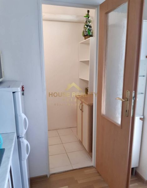 Prenájom 1 izbový byt, ulica Donnerova, Bratislava IV. Karlova Ves - Vstup do komory v 1-izbovom byte, podlaha s dreveným dekorom.