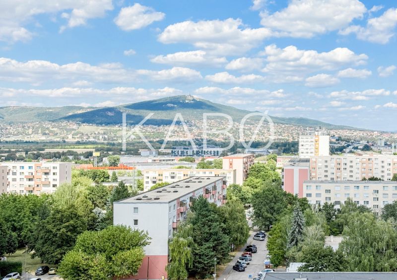 Klimatizácia | Výhľad na Zobor | Balkón a Komfortná veľkosť - Výhľad na Nitru s panorámou a 2-izbovými bytmi v popredí.