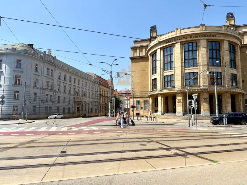Na prenájom 2 izbový byt, 65 m2, Bratislava, centrum, Vajanského nábr. - Historická budova Univerzity Komenského na Vajanského nábreží v Starom Meste v Bratislave.
